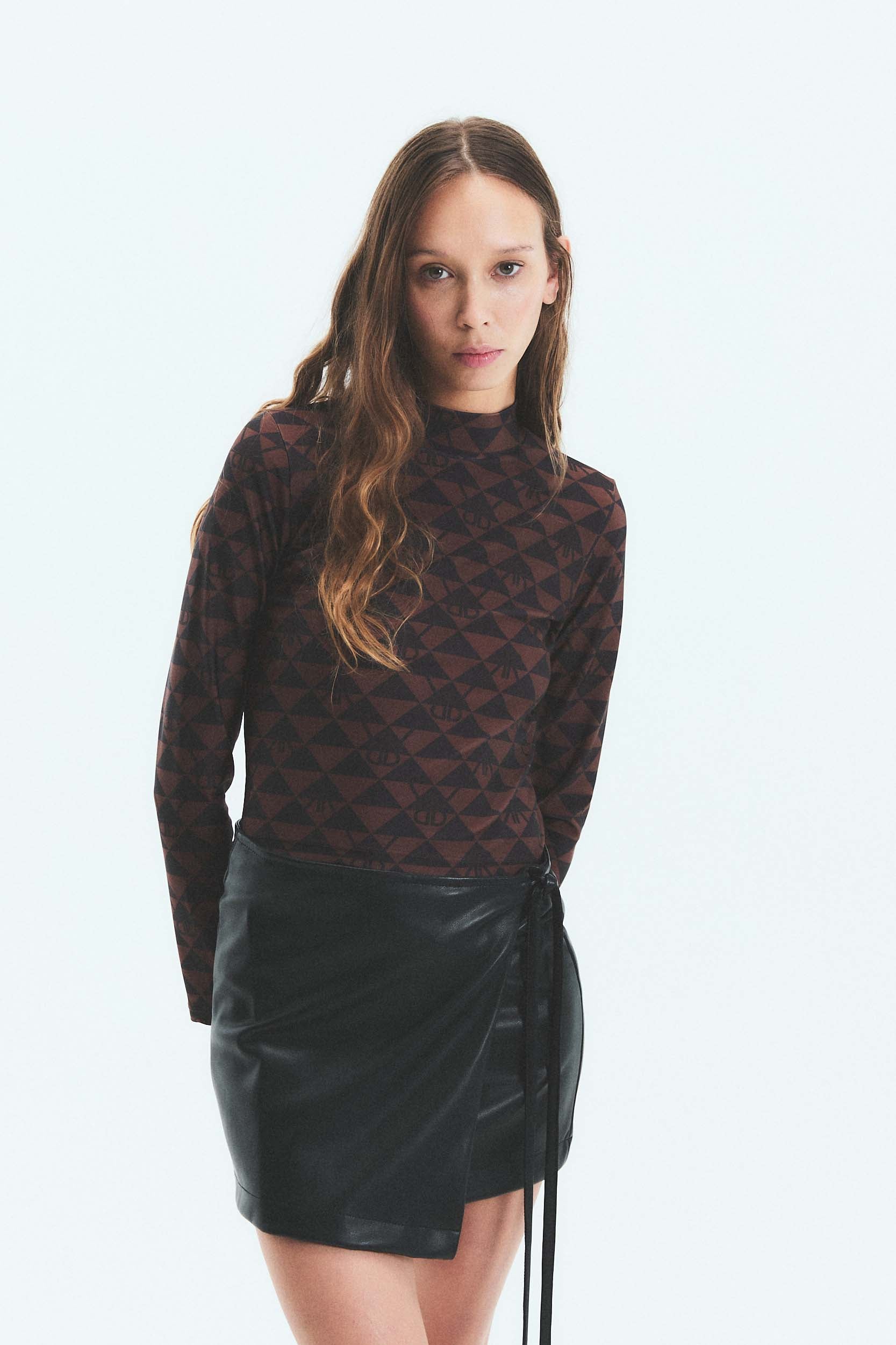 POLERA TINI MONOGRAM - BROWN