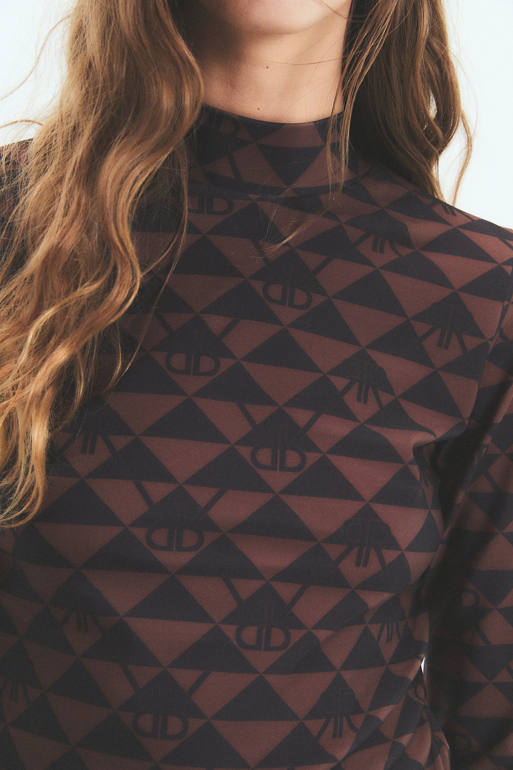 POLERA TINI MONOGRAM - BROWN