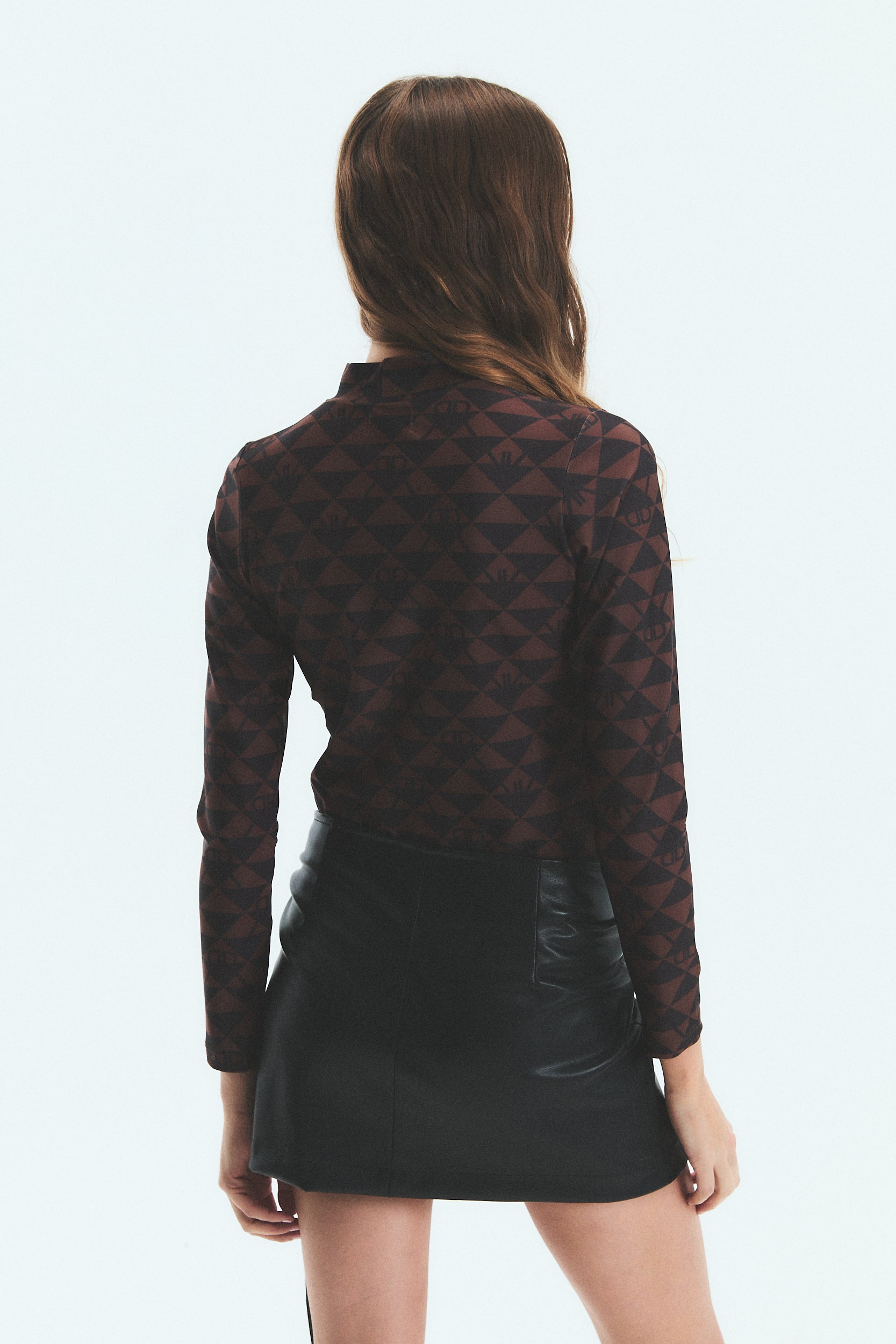 POLERA TINI MONOGRAM - BROWN