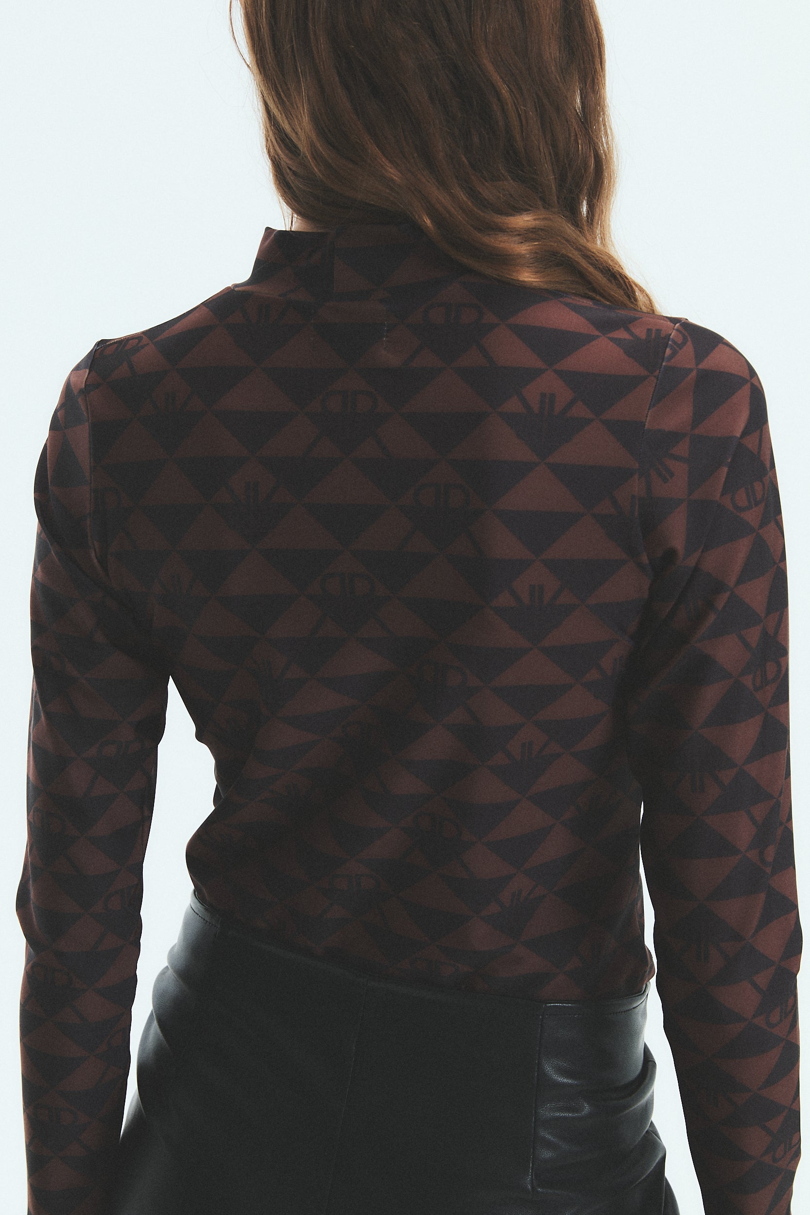 POLERA TINI MONOGRAM - BROWN