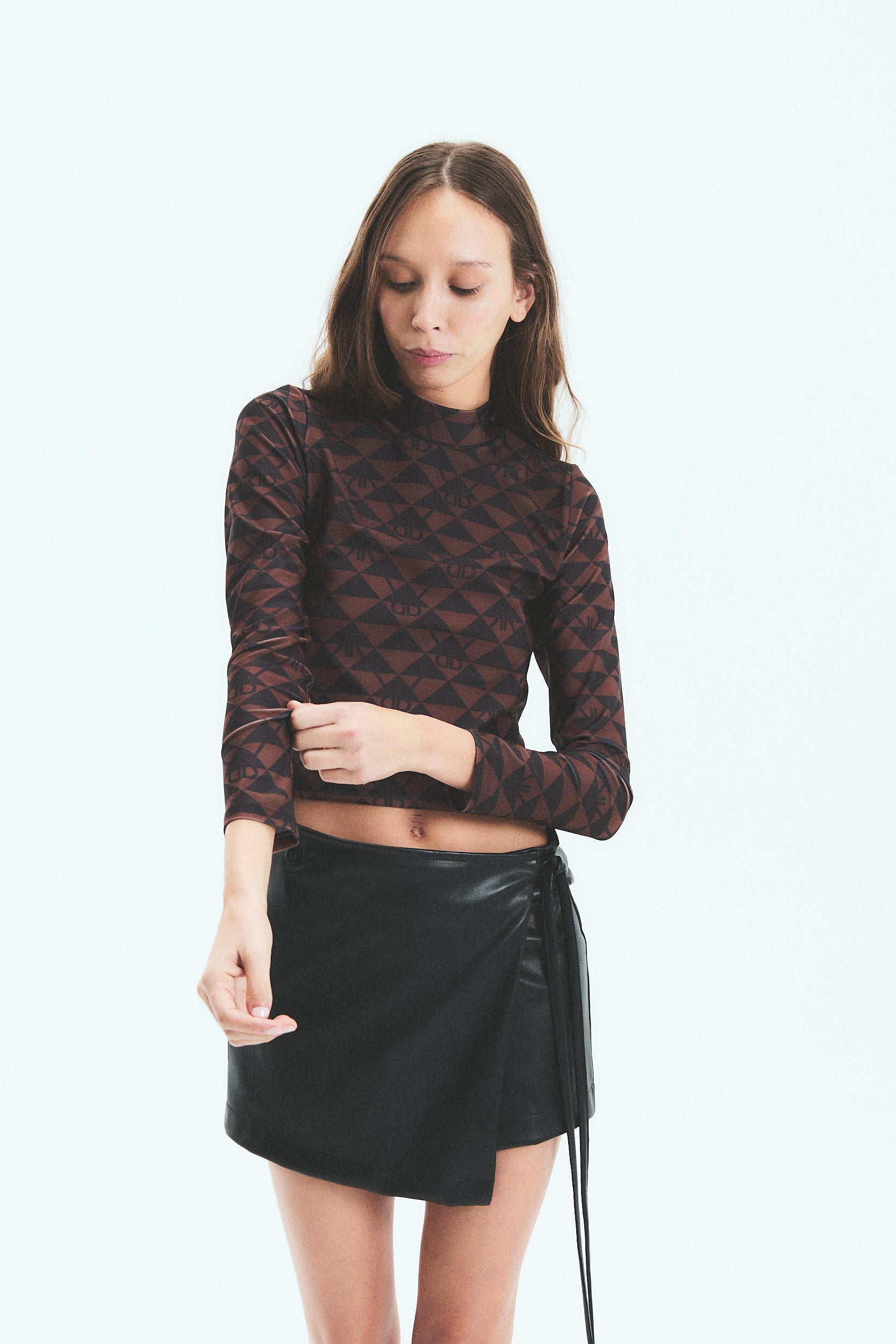 POLERA TINI MONOGRAM - BROWN