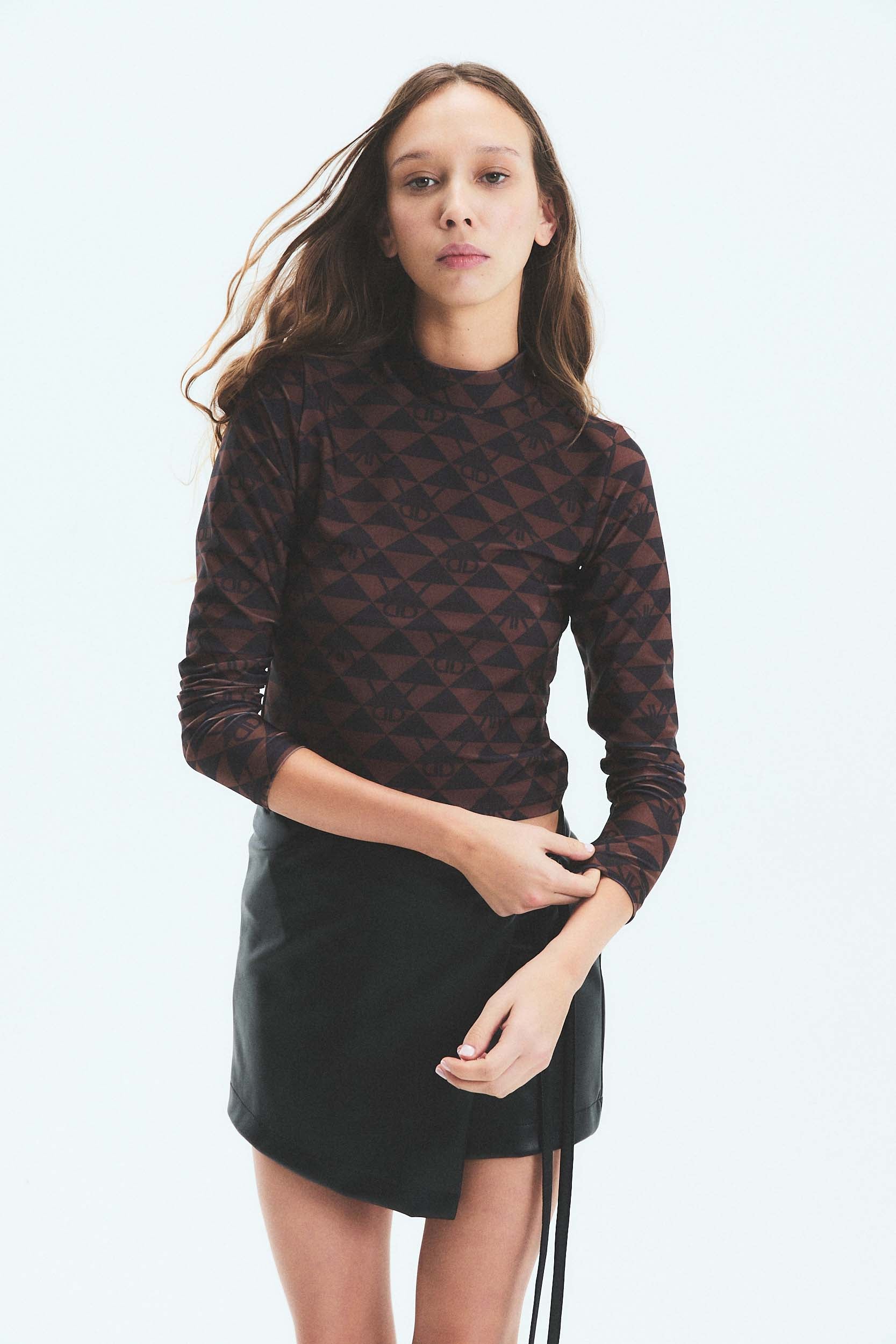 POLERA TINI MONOGRAM - BROWN