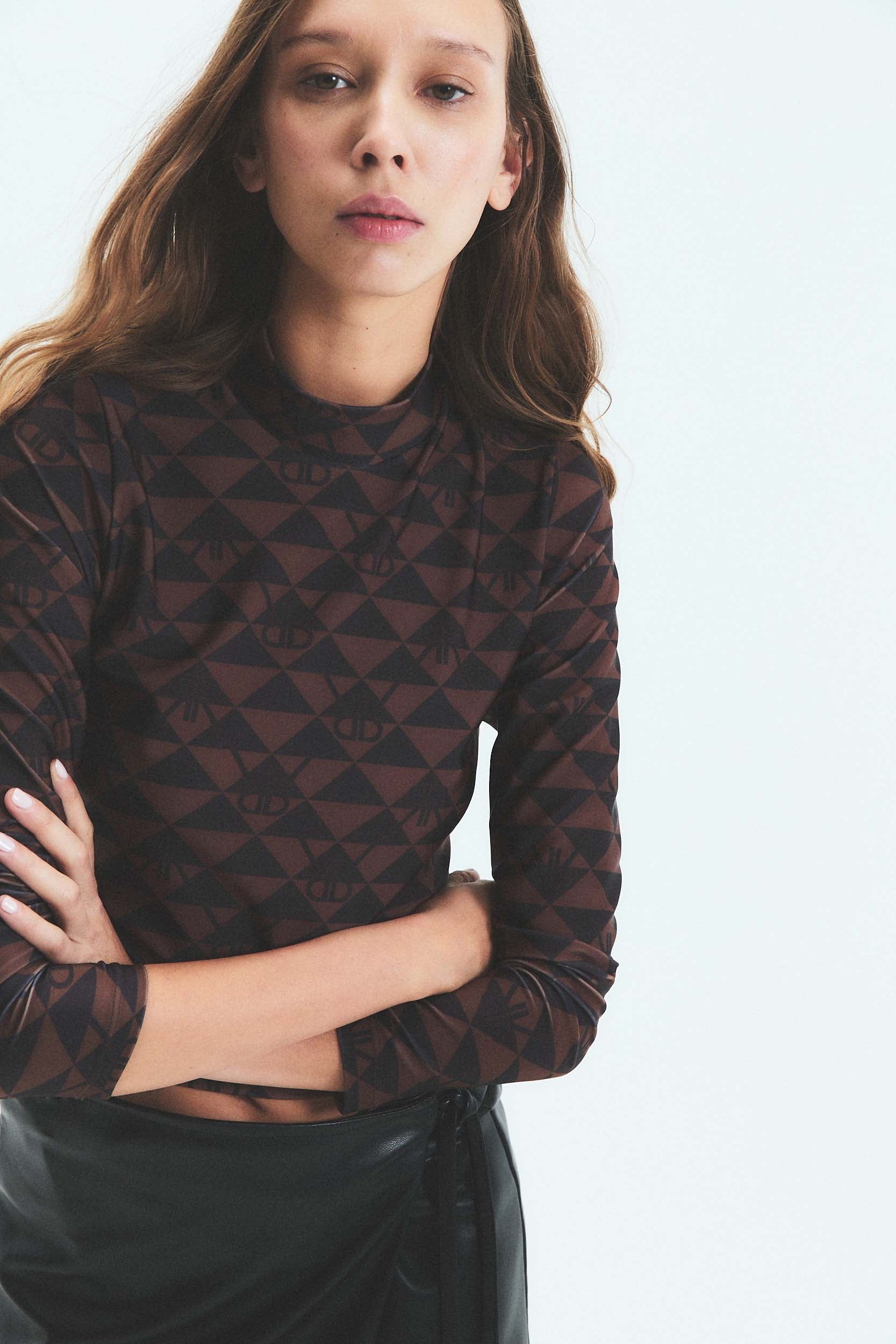 POLERA TINI MONOGRAM - BROWN