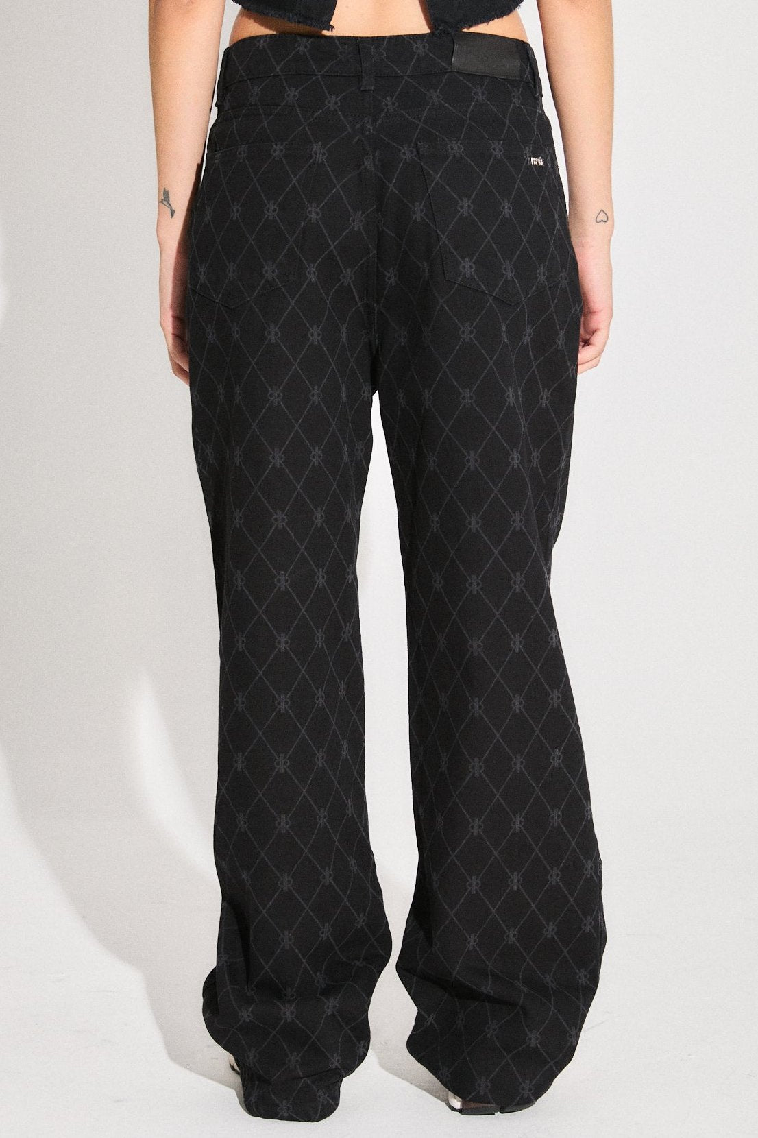 JEAN Nº18 - THE OVERSIZE MONOGRAM