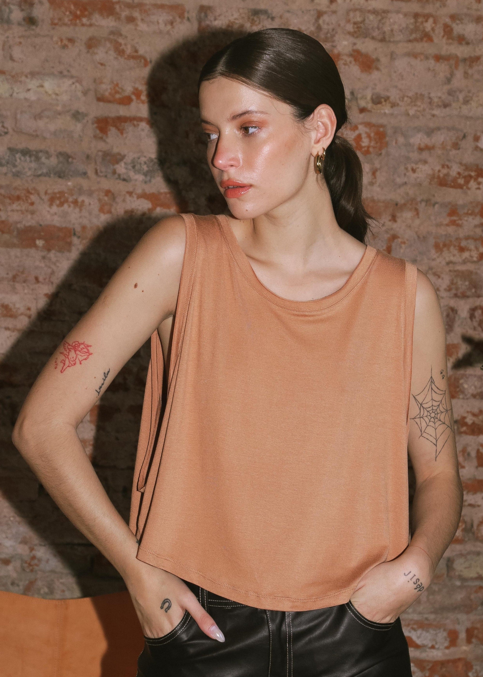 MUSCULOSA SOL - CAMEL