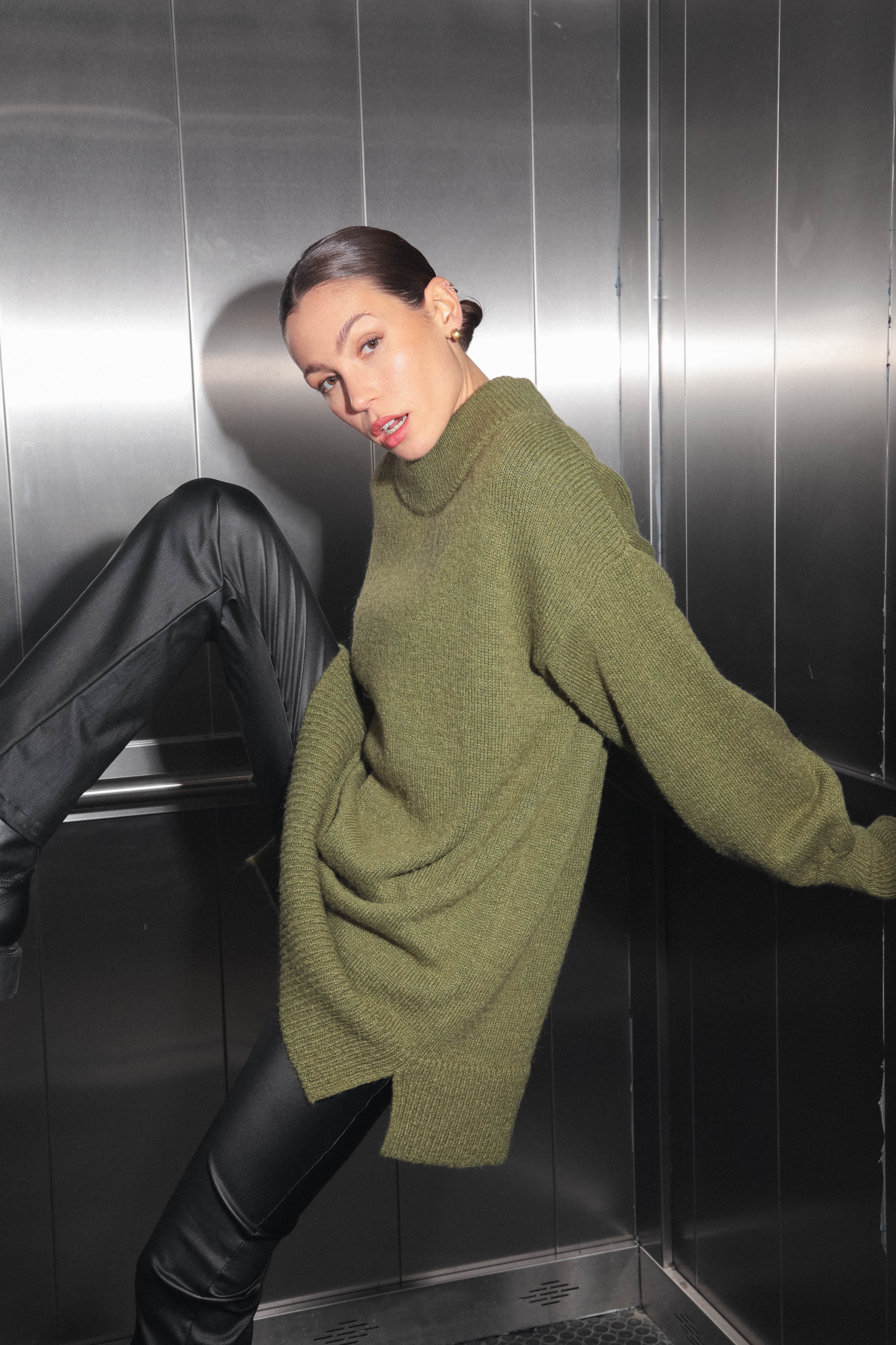 TAYLOR SWEATER - OLIVE